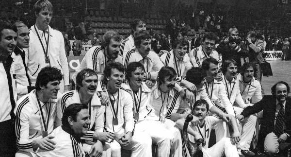 HSP_nl's tweet photo. HANDBALMOMENTEN OM NOOIT TE VERGETEN.....WK 1978 MANNEN IN KOPENHAGEN...

https://t.co/VkM4PdIbmz

foto DHB https://t.co/fqH3I5CC79