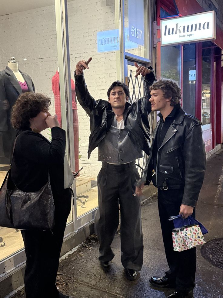 pinkponyqueers's tweet image. Connor and Rachel just trying to have a conversation and someone spots a camera🫩