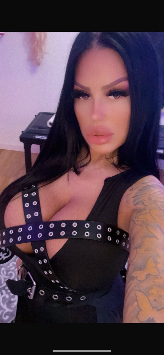 ladyanabellK's tweet photo. Du legst mir deine Welt zu Füßen 😈 

Schau dir mein Profil auf Throne an! https://t.co/WuMieG18ld 

Geh auf den link und beschenke die Herrin 😈 https://t.co/IKldx7y7IC