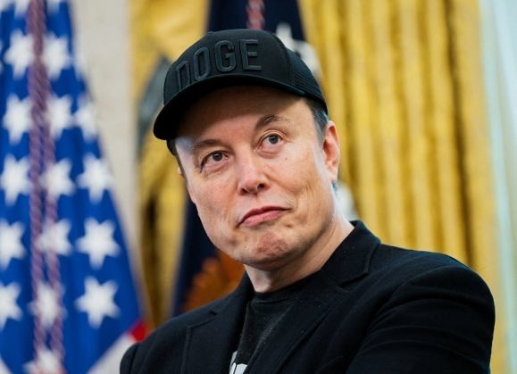 astronomiaum's tweet photo. Elon Musk se torna a primeira pessoa na história a atingir um patrimônio líquido de US$ 850 bilhões. Você precisaria de 2.328 anos para gastar todo esse dinheiro se gastasse 1 milhão de dólares por dia. O que vocês acham disso? https://t.co/3IsGqUwfMj