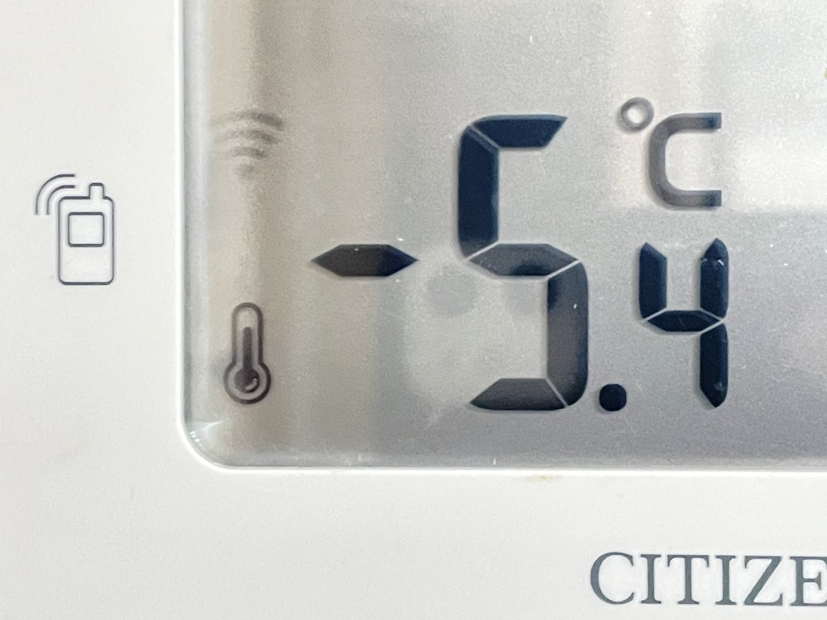aug_nagano's tweet photo. 5日・木曜の松本市安曇玄関口は晴れ、気温はマイナス5.4℃。今は冷えているけど今日の外仕事場は21時までプラスの気温みたい。喉がいがらっぽいのでプラスはありがたい。 https://t.co/6qtE06YjBF
