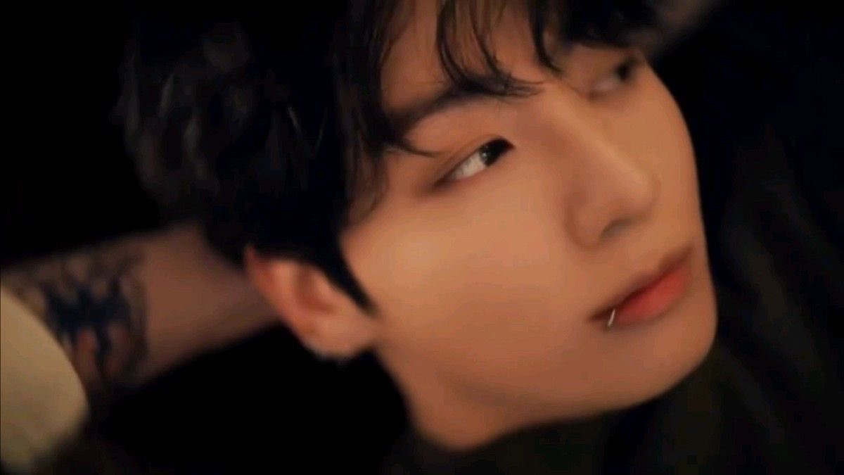 bangtway's tweet image. petrified 🪨

uma #jikookau onde:

o relacionamento de jimin e jungkook foi a ruínas, mas acreditar em concertar algo quebrado ainda era o que sustentava o fio de esperança que estava cravado em seus corações.