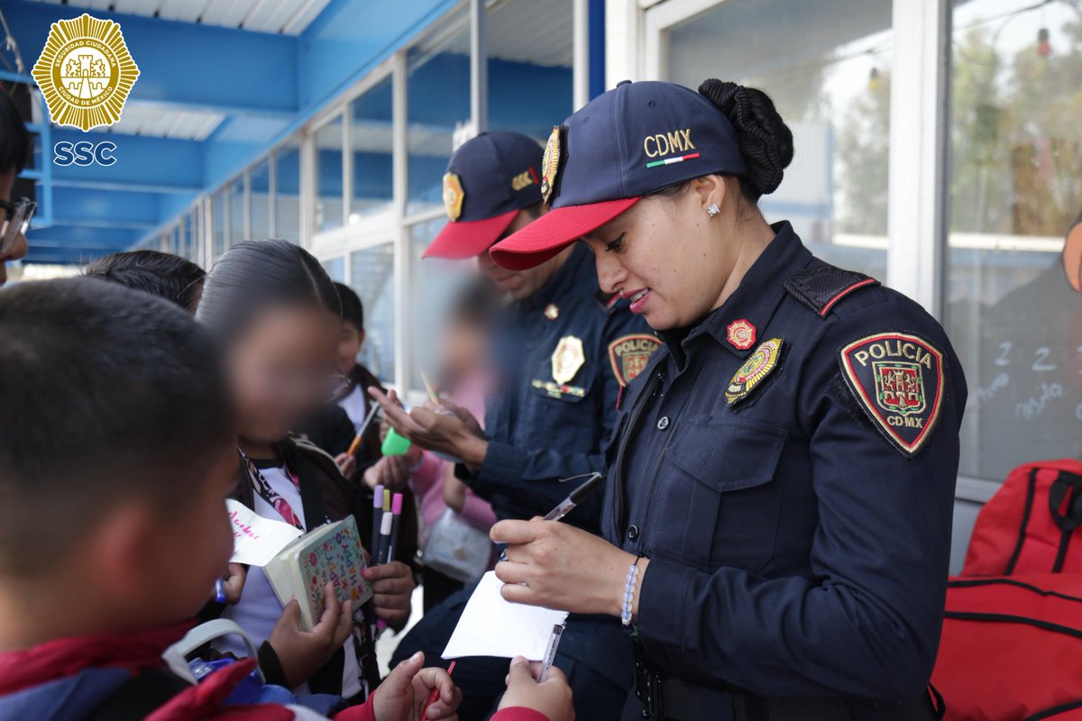 PBI_SSC's tweet photo. La #PBI de la @SSC_CDMX participó con un #StandInformativo en la #FeriaDeSeguridad en la Primaria “Mtro. Ricardo Salgado Corral” en la @Alcaldia_Coy; en donde, a través de actividades y diversos juegos, se promovió la prevención y la proximidad social con las y los niños. 👮‍♀️📘👮‍♂️ https://t.co/np8oY1Sdjc