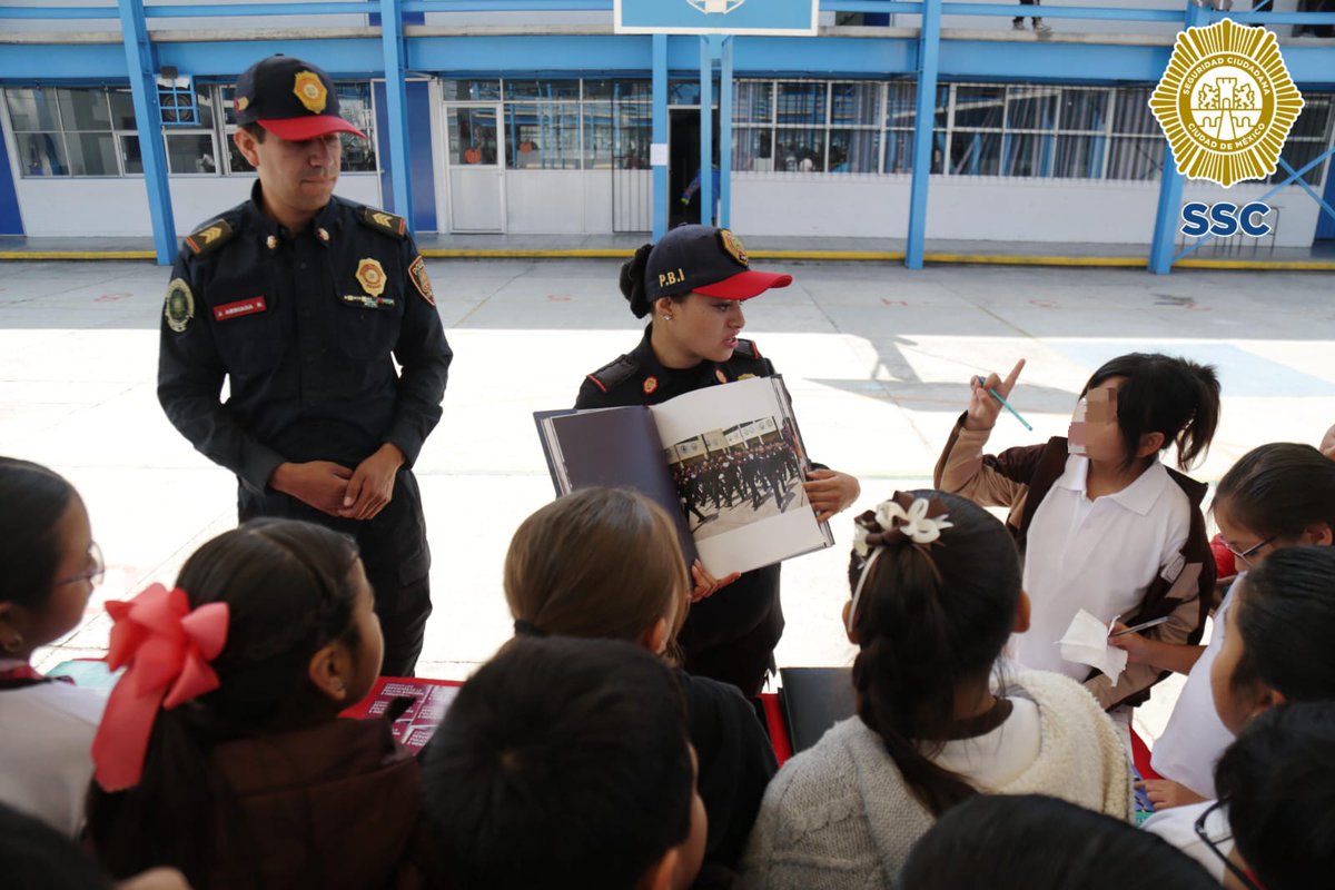 PBI_SSC's tweet photo. La #PBI de la @SSC_CDMX participó con un #StandInformativo en la #FeriaDeSeguridad en la Primaria “Mtro. Ricardo Salgado Corral” en la @Alcaldia_Coy; en donde, a través de actividades y diversos juegos, se promovió la prevención y la proximidad social con las y los niños. 👮‍♀️📘👮‍♂️ https://t.co/np8oY1Sdjc