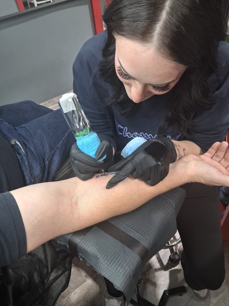 XpressionsTatts's tweet photo. One of the owners letting our contracted #tattoartist do a special #tattoo

#kpopdemonhunters #tattooshop #tattoolover https://t.co/dCJ0GgmJpX