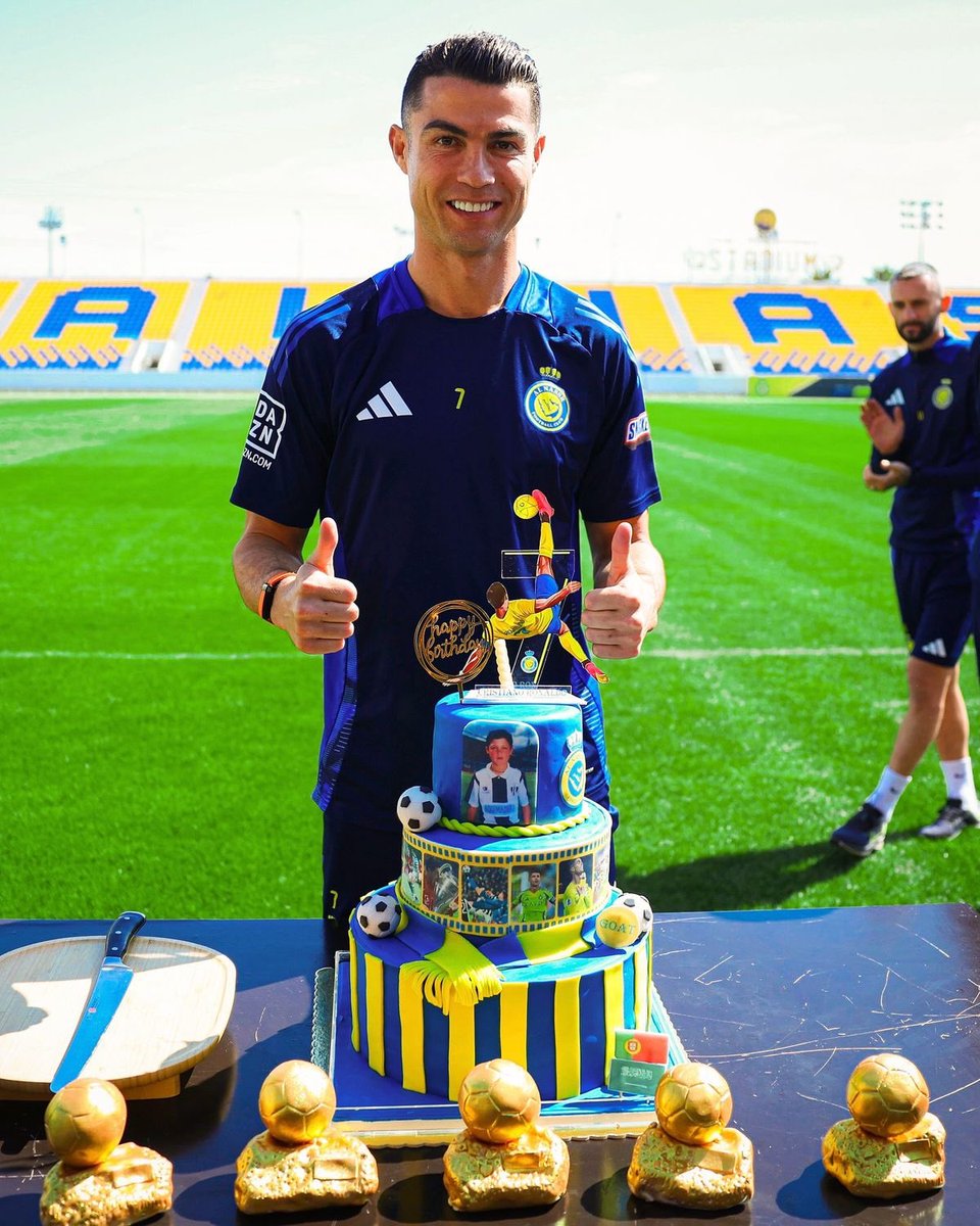 ActuCR7_'s tweet photo. 🥳 Joyeux anniversaire au plus grand footballeur de tous les temps, Cristiano Ronaldo, qui célèbre aujourd’hui ses 41 ans. 🎊🐐 https://t.co/GUj45HAmbs
