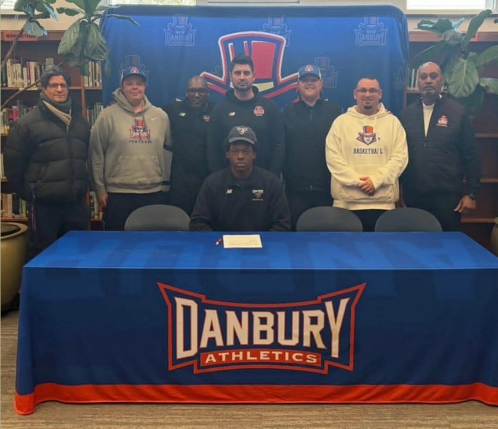 CoachTieri's tweet photo. Officially celebrated @BrandonEsson23 commitment to @BlackBearsFB today! One of the most outstanding young men I've ever had the privilege to coach. His leadership, maturity &amp; respect for the game are unparalleled #TheHatterWay 🤝 #BlackBearNation https://t.co/psCD959Euv