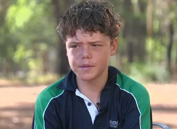 calmpeb's tweet image. 호주에서 화제인 13살 아이.jpg

1. 가족끼리 해안가에서 카약이랑 보트 타고 노는데 파도 + 바람 때문에 해변에서 수km 떨어진곳에 가버리고 노도 잃어버림

2. 13세 소년 오스틴 애플비(사진)은 가족 구해야 겠다는 일념 하에 카약 타고 해안가로 가서 구조요청 하기로 함

3. 근데 타고 가다가…