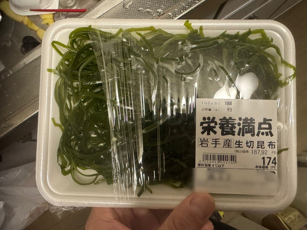 takizawa0914's tweet photo. 【今日のごみトリビア】
発泡トレイをプラ資源に出す場合には、軽くすすげば、ラップが付いていてもそのまま出せます！シールが取れないなら無理して取らなくても大丈夫です。資源回収は衛生面がポイントになります。中敷はとりだしてね！ https://t.co/FUXocsVmve