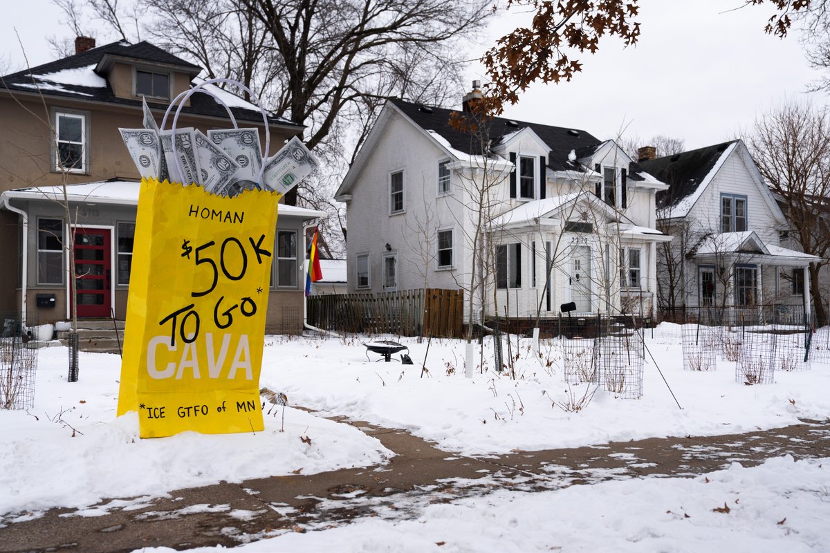 daviss's tweet image. A large CAVA bag stuffed with what it says is $50,000 for White House Border Czar Tom Homan. 

It’s been reported Homan took bribery money when he was recorded by the FBI accepting a bag full of $50,000 in cash.

“ICE GTFO OF MN”

Minneapolis February 4, 2026