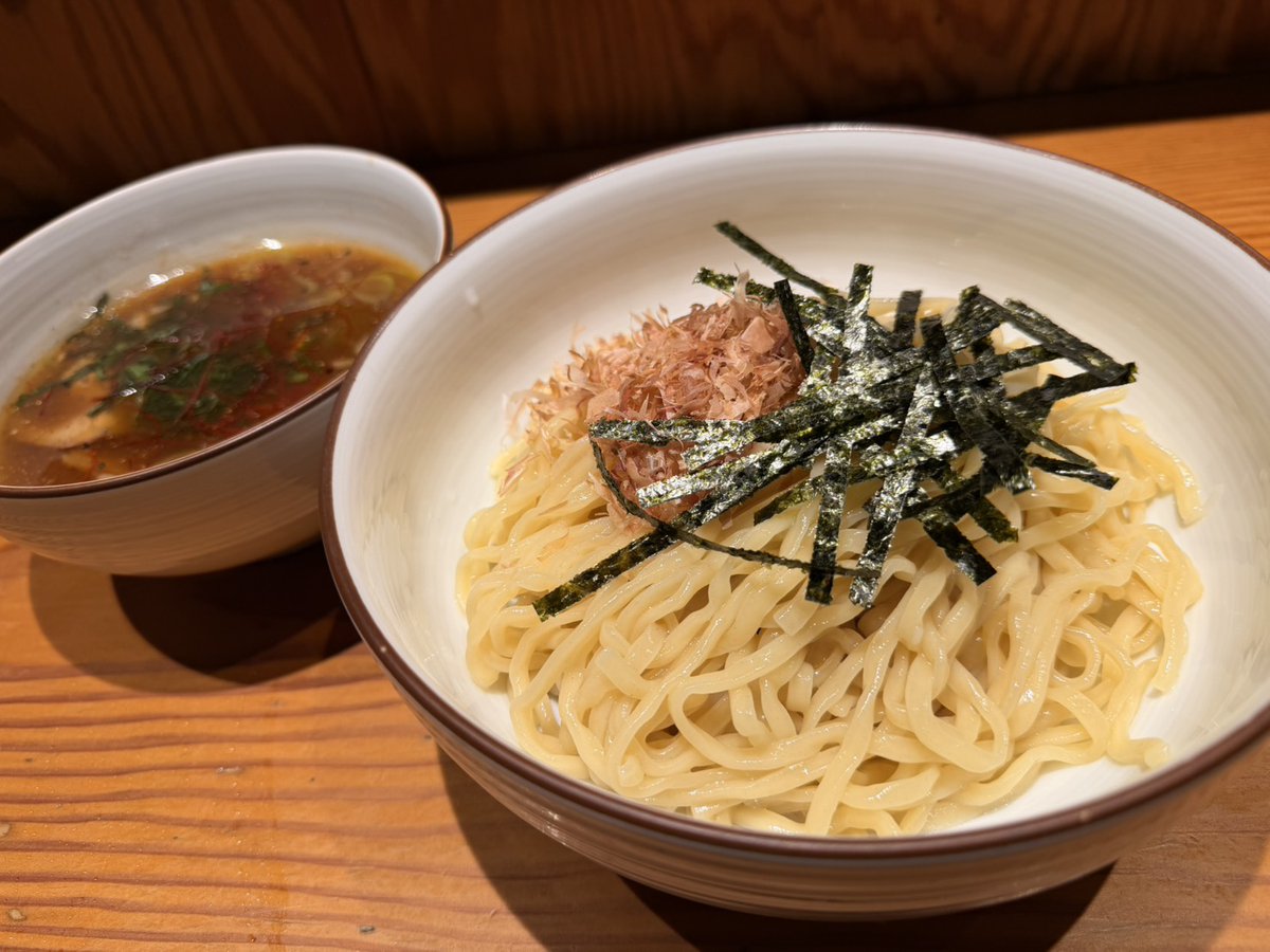 おはようございます！麺やひだまりです☀️  
2月5日、木曜日も元気に営業いたします！

今日のイチオシは…
・和風塩つけ麺  
　鰹厚削りたっぷりの濃厚鰹出汁に、和三盆の上品な甘さが加わったつけ汁が自慢です。  
　寒い時期はぜひ【温盛り】で！