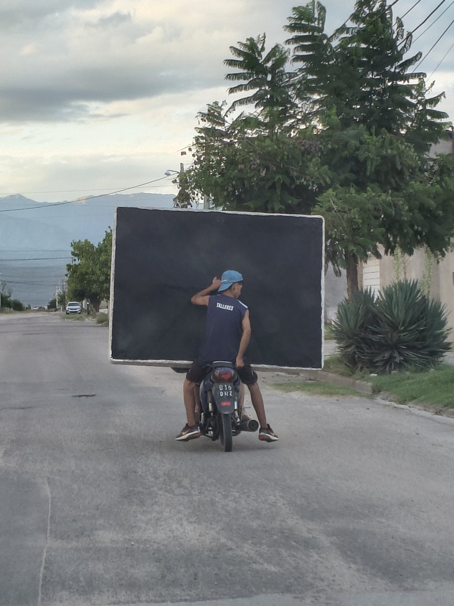 Adivine que lleva la moto.