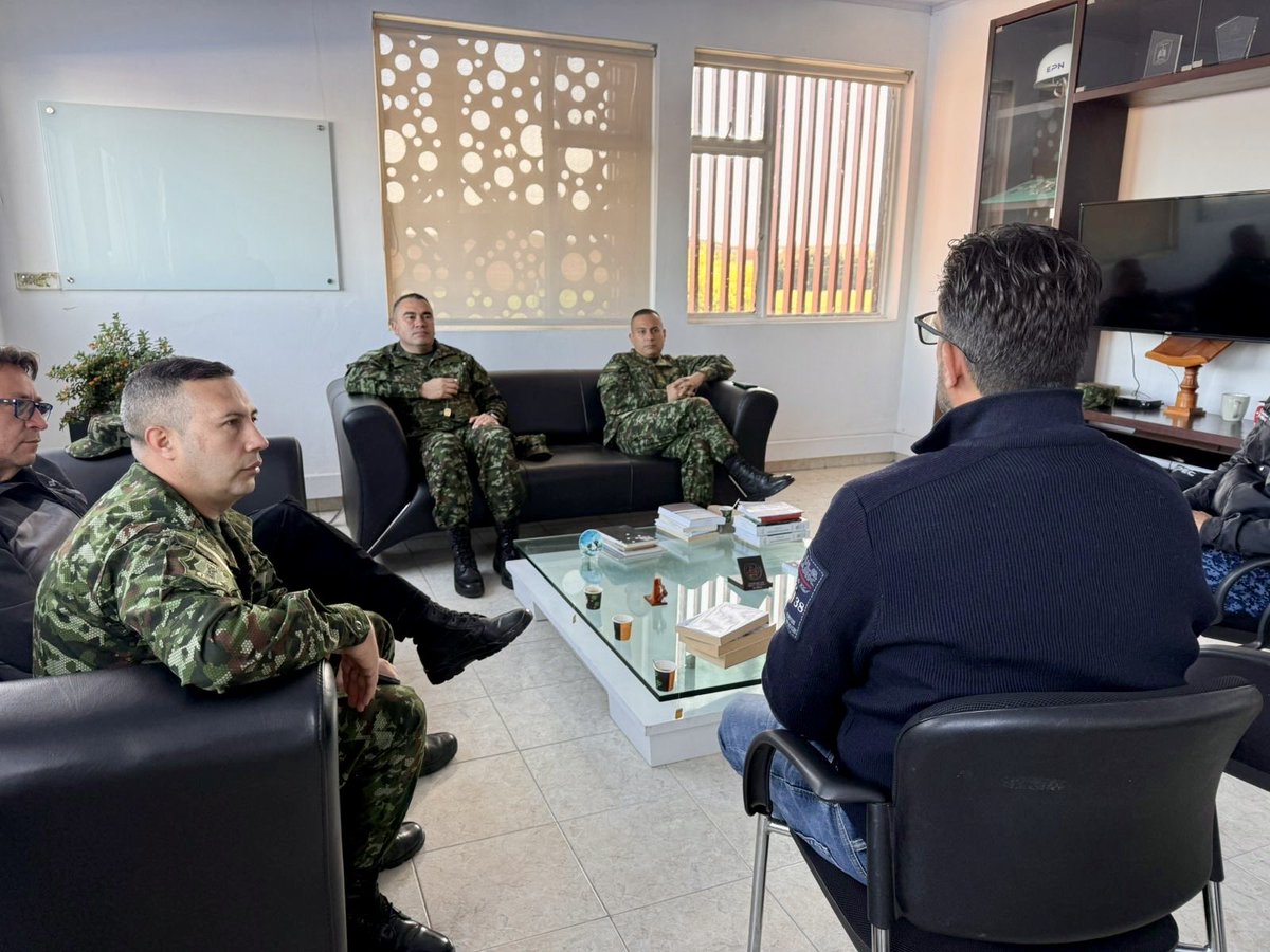 Nuestro director Dr. Diego Arias Ramírez recibió en la EPN a los funcionarios de los Centros de Reclusión Militar, quienes conocieron nuestra oferta académica para fortalecer la formación del personal que labora en estos centros.