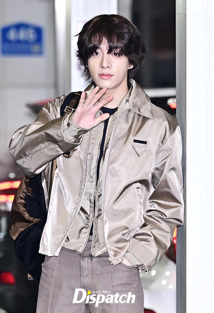 jakeupdateteam's tweet image. Dispatch airport photos 

"I tore up a romance comic"... Jake, truly handsome.
🔗: m.entertain.naver.com/home/article/4…

#JAKE #ENHYPEN_JAKE #제이크 #엔하이픈_제이크 #ジェイク @ENHYPEN_members @ENHYPEN