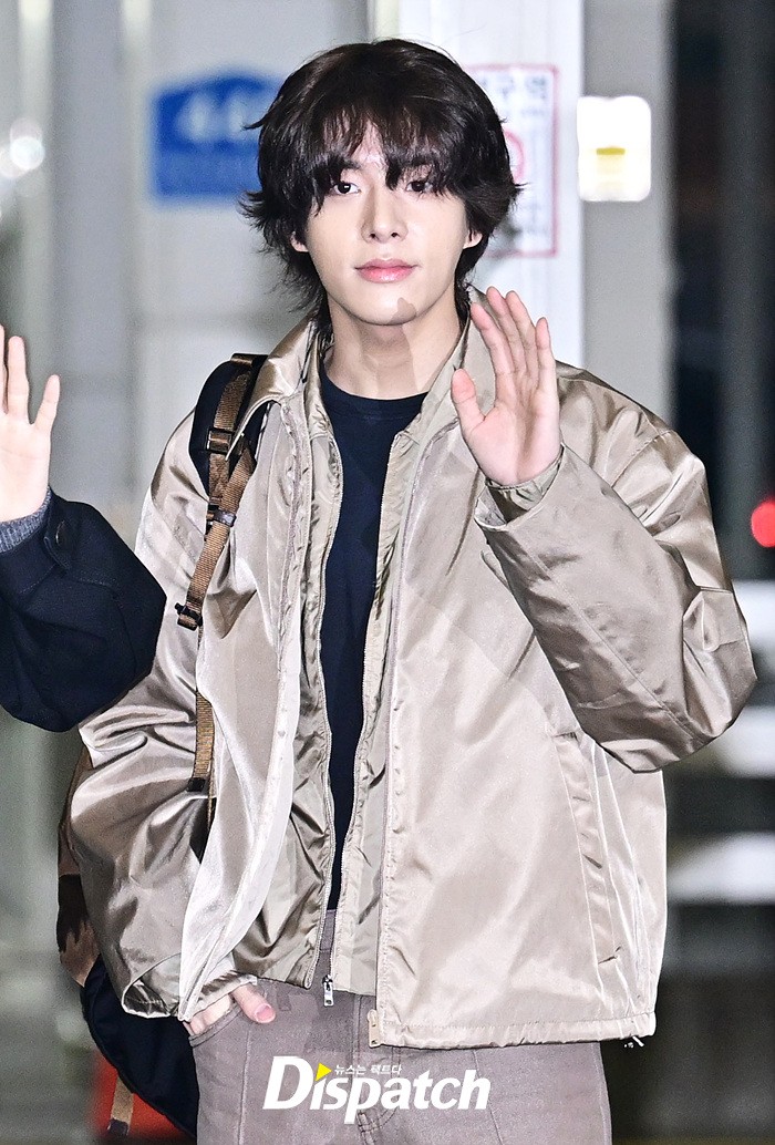 jakeupdateteam's tweet image. Dispatch airport photos 

"I tore up a romance comic"... Jake, truly handsome.
🔗: m.entertain.naver.com/home/article/4…

#JAKE #ENHYPEN_JAKE #제이크 #엔하이픈_제이크 #ジェイク @ENHYPEN_members @ENHYPEN