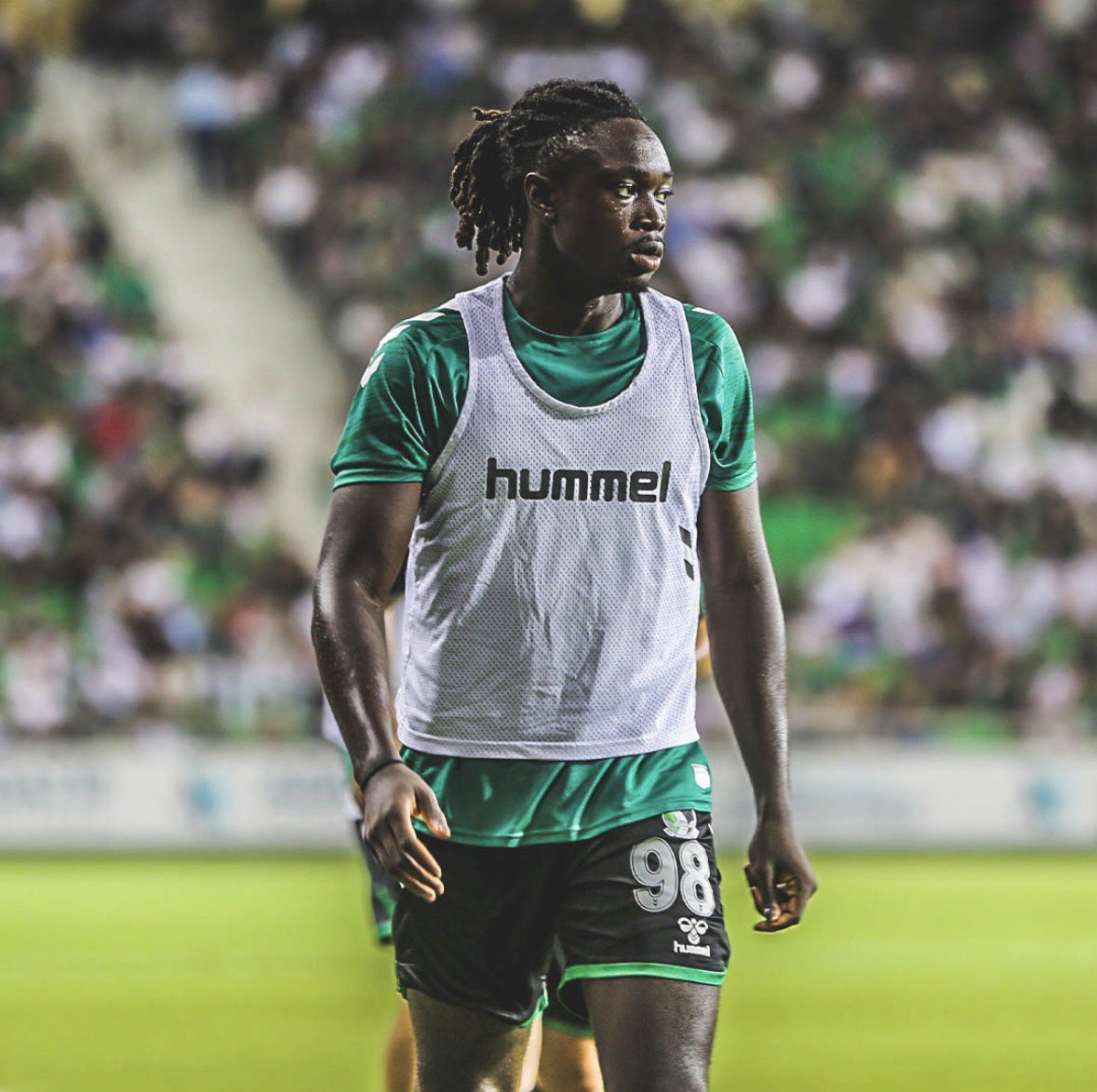 Dedeyi savunduğum gibi senide savunacağım evlat ! Seni sağ açıkta bitiren hoca diye geçinenler seni bitirdi.Senden neler olabileceğini bu ligde o kadar iyi biliyorum ki ! Zwoya forvette verilen şansın %50’si sana verilmedi emeği geçen herkes içten dileklerimle…👏🏽🦬 #SAKARYASPOR