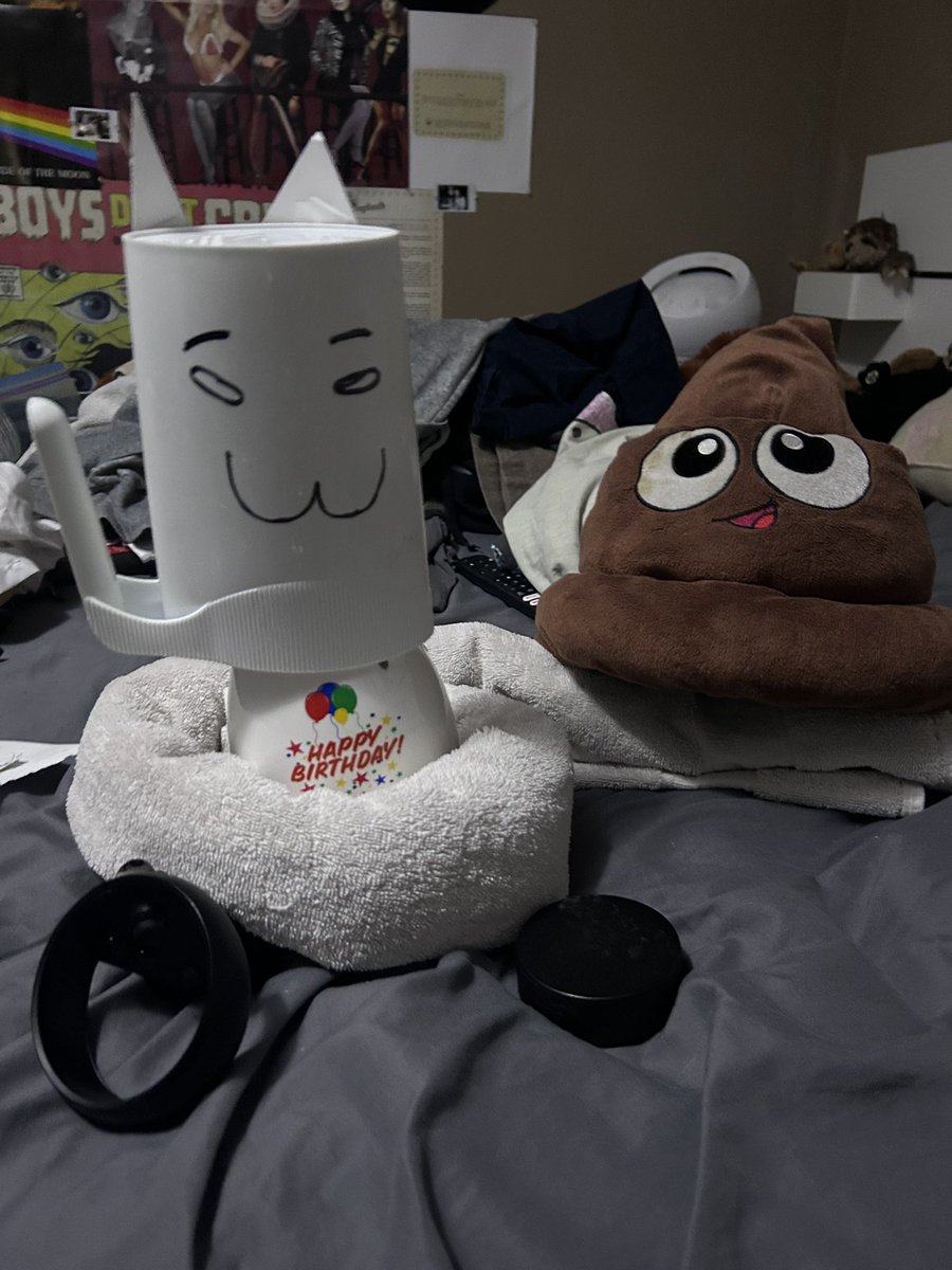 DueyDews's tweet photo. @edmundmcmillen This is Martin, he couldn’t make it to his litter box in time…. So he just went on my bed…. https://t.co/czOKOU0hQu