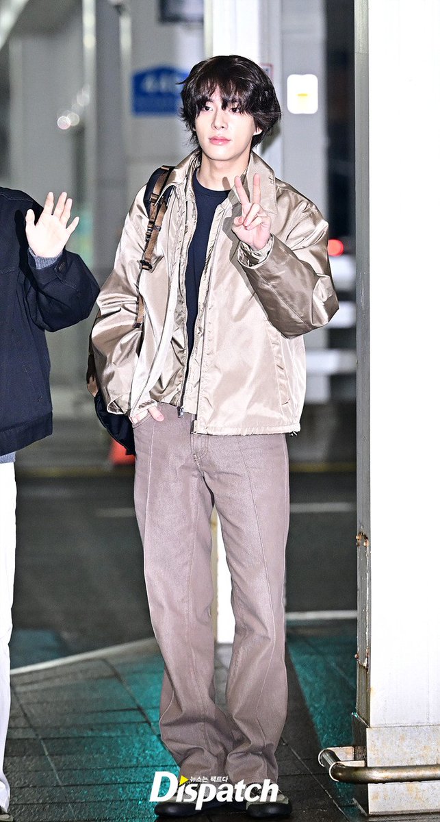 jakeupdateteam's tweet image. Dispatch airport photos 

"I tore up a romance comic"... Jake, truly handsome.
🔗: m.entertain.naver.com/home/article/4…

#JAKE #ENHYPEN_JAKE #제이크 #엔하이픈_제이크 #ジェイク @ENHYPEN_members @ENHYPEN