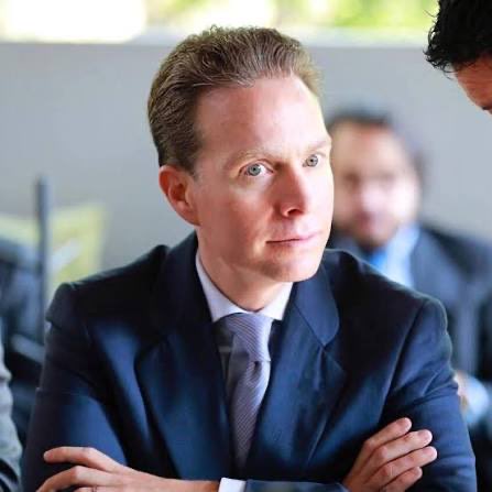 La clave es presionar a la embajada de EE. UU. en México para que se reúna amablemente con este muerde almohadas y le “sugiera” que sería muy mala idea acompañar al régimen comunista en su intento por socavar la incipiente democracia del país.

Si miles posteamos arrobando a la