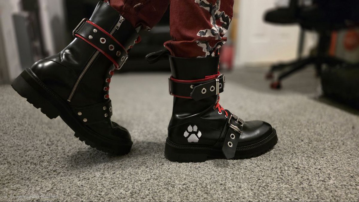 MJakaScotty's tweet photo. Just got a pair of @blackpawsnsfw with help from @Gremlin_Gear. Loving the quality and style. https://t.co/qr4AgHwTNP