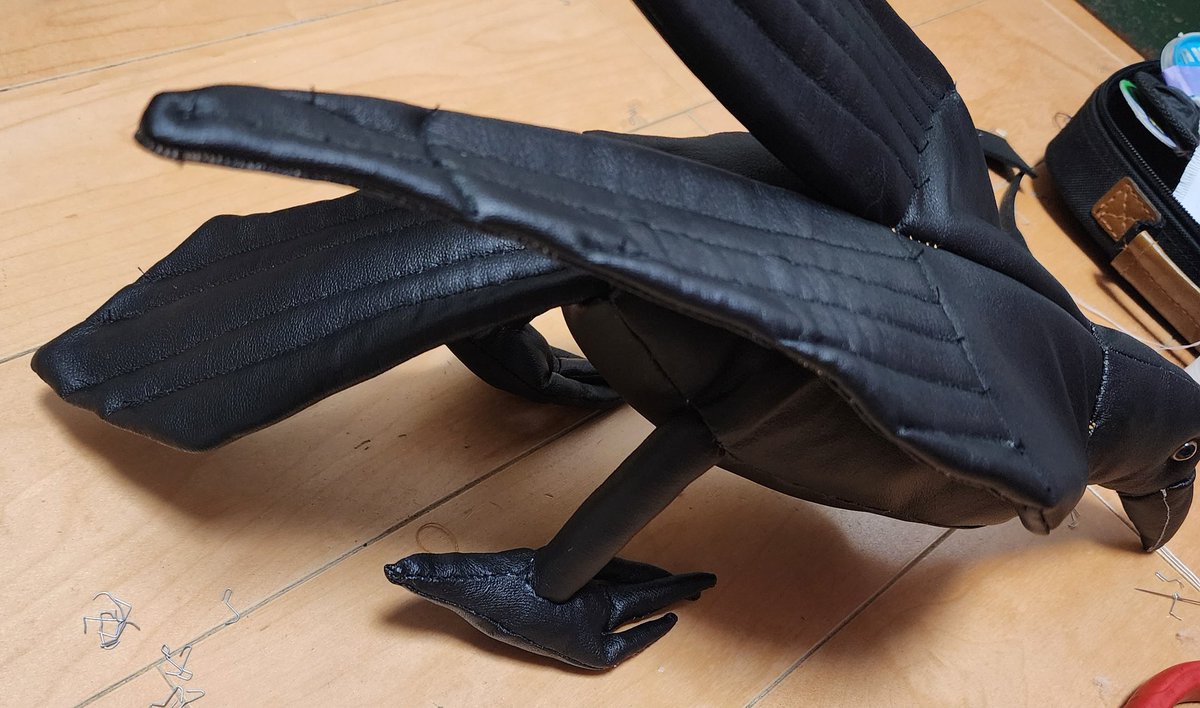 実は完成しちゃったりしてます。 レザークロウ #手芸 #plushie