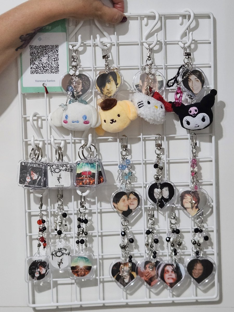 han_ah234's tweet photo. CHAVEIROS PARA O SHOW DO #MCRBrasil!!! 

Tá procurando um acessório pra completar seu look nos shows do My Chemical Romance? ENTÃO ENCONTROU!

Estou vendendo chaveiros diversos e abrindo reservas para o dia 5 e 6, quem tiver interesse é só chamar na dm! https://t.co/ugsyxN3byM