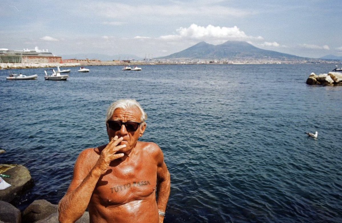 TodoEsBazofia_'s tweet image. Físicamente en mi casa mentalmente en una playa de Nápoles siendo él