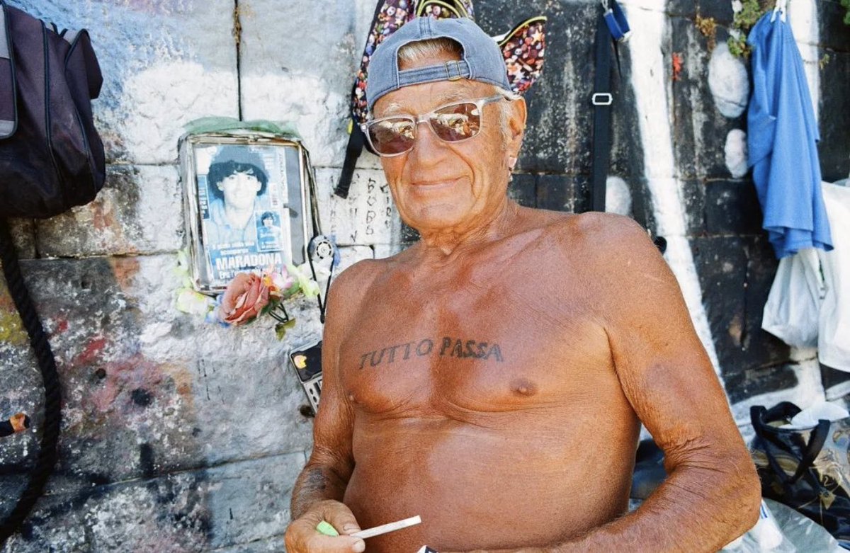 Físicamente en mi casa mentalmente en una playa de Nápoles siendo él