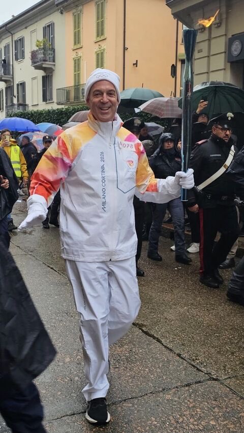 ScottFriedman3's tweet image. Paul Caine head of @onlocationexp was running with a torch through Italy while his incompetent analytics team was torching the brand of the Super Bowl by executing a massive price cut.

Way to BURN early buyers Paul. May the Olympic torch burn just as mightily! #TKO