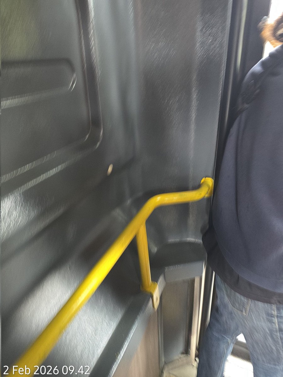Massthoms's tweet photo. Imi sebagian ygbelum kering, sudah operasi @tjtransjakarta, @PT_Transjakarta https://t.co/ogQPkkmY21