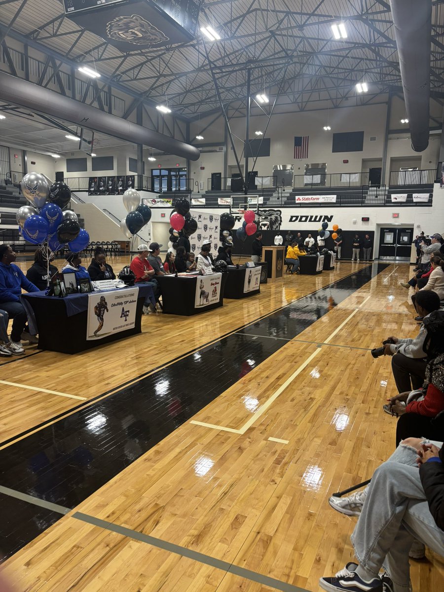 HocoAthletics's tweet photo. Another great day in Bear Country!   Love celebrating our signees! #SigningDay2026 @hchsbeardown @HoustonCountySD @BearDownHOCO https://t.co/RsDYwgc2aP