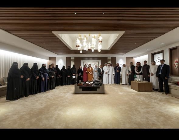 amal137755's tweet photo. بدعوةٍ كريمة من الأستاذ القدير ياسر مدخلي، كان لي شرف الحضور إلى "ديوانية القلم الذهبي"؛ مجلسٍ تتأنّق فيه الحروف، ويعلو فيه صوت الفكر. وقد تزيّنت الأمسية بكوكبةٍ من أهل الفكر والثقافة، ممّن تسمو بحضورهم المعاني وتشرق المجالس، فغدت ليلةً عامرةً بالبهاء والأثر الطيّب..

يطيب لي في البدء أن أرفع أسمى عبارات الشكر والامتنان لمعالي المستشار تركي آل الشيخ، على دعمه الكريم ورعايته الدائمة للحراك 
الثقافي..
وكذلك  للأستاذ القدير "ياسر مدخلي "على كريم الدعوة وحسن الاستقبال ودفء الترحيب.

وقد تشرّفت بإهداء كتابي
"سنلتقي ذات فرح"
للأستاذ ياسر مدخلي.

@Turki_alalshikh 
@yassermadkhli

#ديوانيّةالقلم_الذهبي
