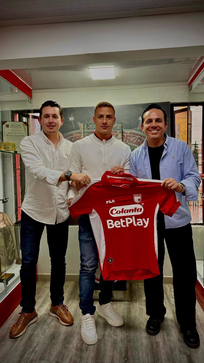 JulianCaperaB's tweet image. ✍🏽🦁 Tras una negociación extensa, Mateo Puerta finalmente fue oficializado por Independiente Santa Fe. 

Firmó en compañía de sus representantes 
Cristian Dueñas y Andrés Acevedo de Owners FC sports. La misma agencia intermedió para el préstamo de Jorge Luis Ramos a Universidad…