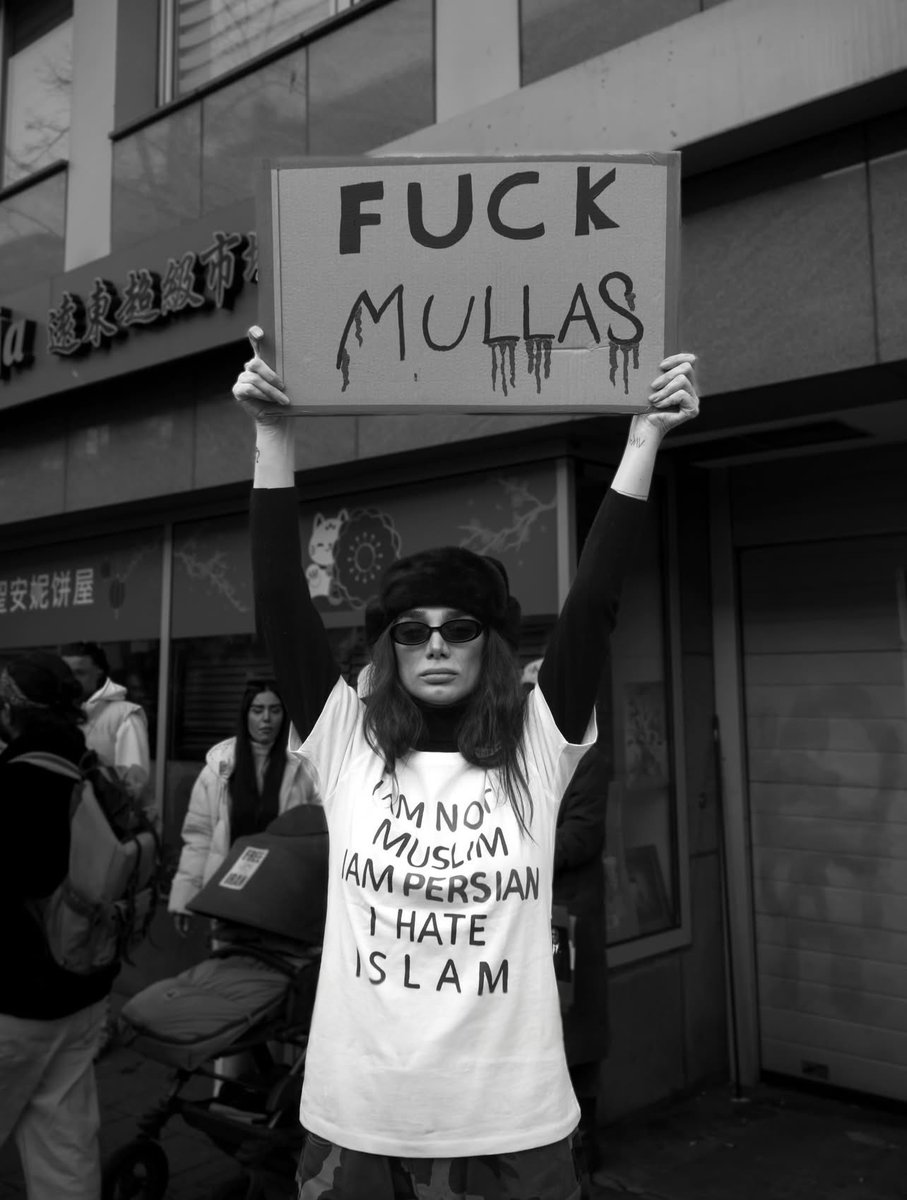 Il paraît que c’est le WORLD HIJAB DAY aujourd’hui… excusez nous de ne pas l’avoir souhaité , nous étions occupées à porter la voix de notre peuple massacré par l’islamisme … 

Voici notre contribution d’Iraniennes pour cette journée dédiée à l’oppression de la femme et à