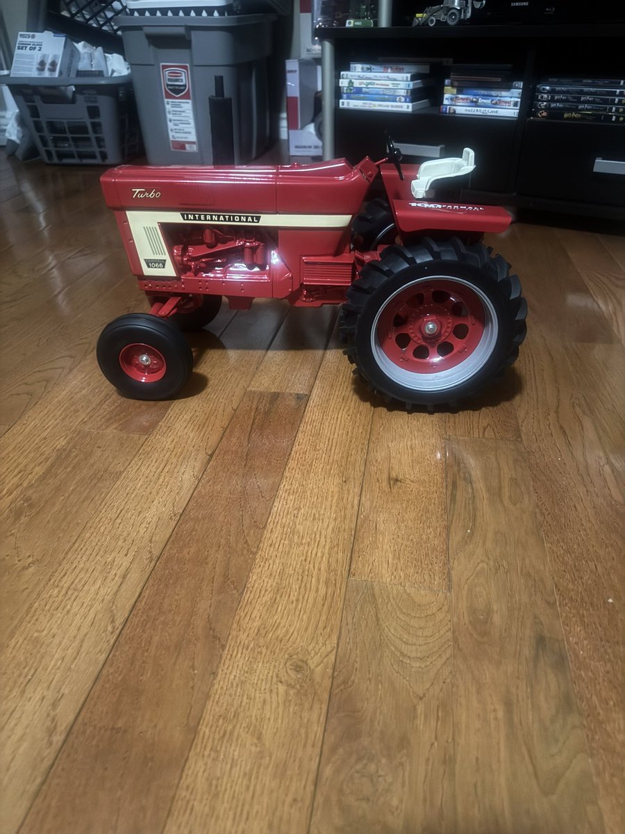 The picture doesn’t do it justice but this thing is huge ! <a href="/EquipmentOnt/">Equipment Ontario</a> Mildmay made my day !