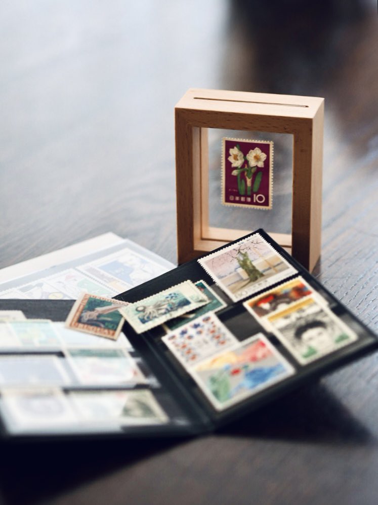 活版TOKYOでは切手帖が好評でした。
時に国の威信をかけ、最新技術を駆使して発行されてきた郵便切手。
小さな面積に文字、数字、図柄が工夫されて配置されており、モチーフや色合いにもお国柄が出たりと見ていて飽きません。
小さな額に入れて飾っても楽しいです。立春も過ぎましたので水仙の切手に。