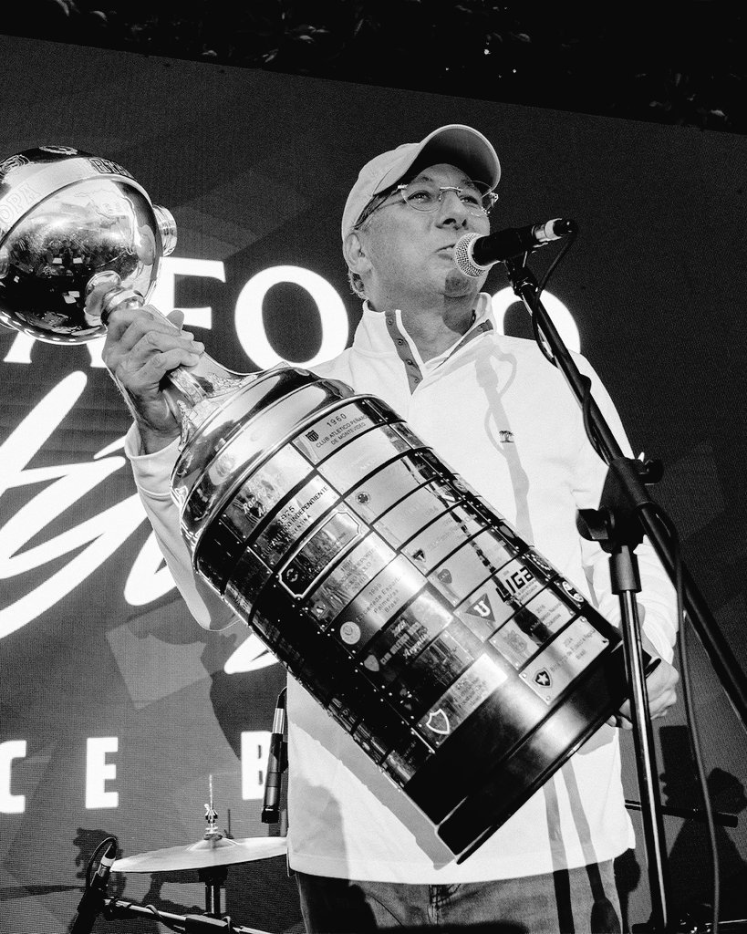 essa derrota de hoje é na conta dele mais uma vez.

John Charles Textor o trambiqueiro.

lateral improvisado na zaga.

Time todo remendado.

tudo culpa exclusivamente dele e das suas irresponsabilidades.