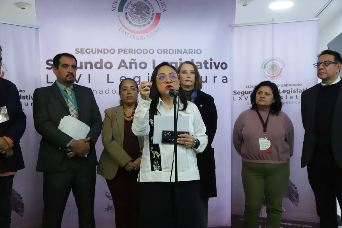 karina_migrante's tweet photo. Como representante de l@s mexican@s en el exterior, he impulsado que la voz de nuestra comunidad sea escuchada y tomada en cuenta. 🗣️

Por ello, realicé una conferencia de prensa junto con la presidenta del #Senado, la senadora @LauraI_Castillo, y COLEFOM, un colectivo que integra a más de 160 organizaciones de mexican@s que viven fuera de México.

Con el firme propósito de que la diáspora forme parte de la #ReformaElectoral que impulsa nuestra presidenta @Claudiashein, garantizando una representación permanente en el Congreso para nuestra comunidad, así como ampliar el derecho a votar por diputaciones federales, locales y presidencias municipales, además de, contar con una lista nominal permanente, porque la democracia debe hacer partícipes a todas y todos sin importar dónde vivamos.🗳️🇲🇽