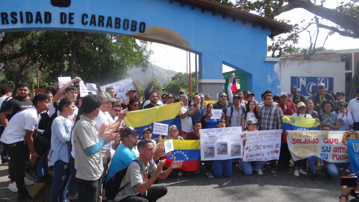 Desde la UC, la exigencia fue clara y contundente: libertad ya.

La comunidad universitaria y la sociedad civil se movilizaron por quienes siguen presos y por el cierre definitivo de los centros de tortura.

La lucha sigue. Hasta que sean todos.
#QueSeanTodos