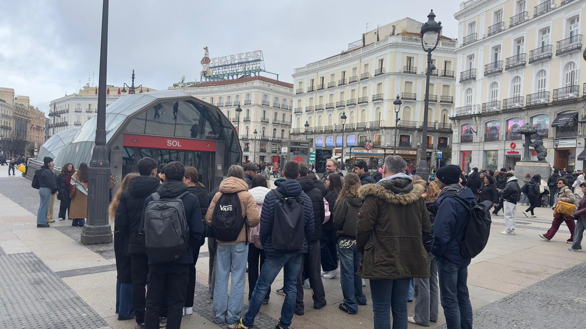 iescalderon's tweet photo. Hoy 4 de febrero, dentro de nuestro #ErasmusPlus KA210 sobre Inteligencia Artificial, hemos visitado la capital con nuestros socios europeos.
🎨 Joyas del Prado + 🚶 Paseo por el centro.
Nuestros invitados han quedado encantados conectando tecnología y cultura. ¡Haciendo Europa! https://t.co/e3sEkiSHvC