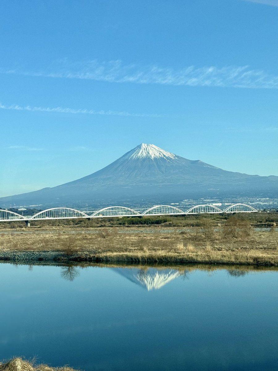 始発で東京向かってます。今日は富士山🗻キレイに見えたから良いことあるな！