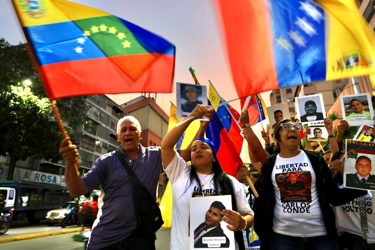 Gbastidas's tweet photo. Imágenes que llegan desde el centro de torturas El Helicoide la tarde de este miércoles #4Feb en la jornada número 27 de vigilias consecutivas por la libertad de todos los presos políticos. https://t.co/EjHPaSn212