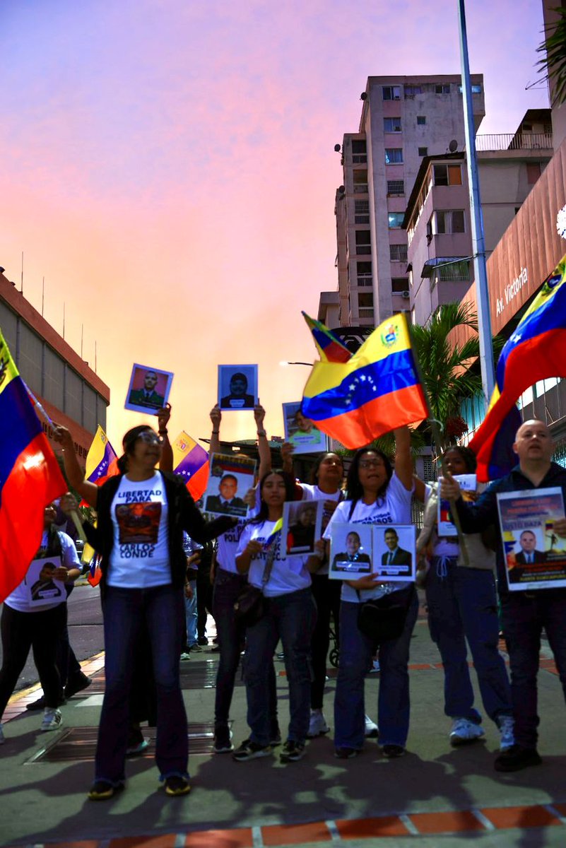 Imágenes que llegan desde el centro de torturas El Helicoide la tarde de este miércoles #4Feb en la jornada número 27 de vigilias consecutivas por la libertad de todos los presos políticos.