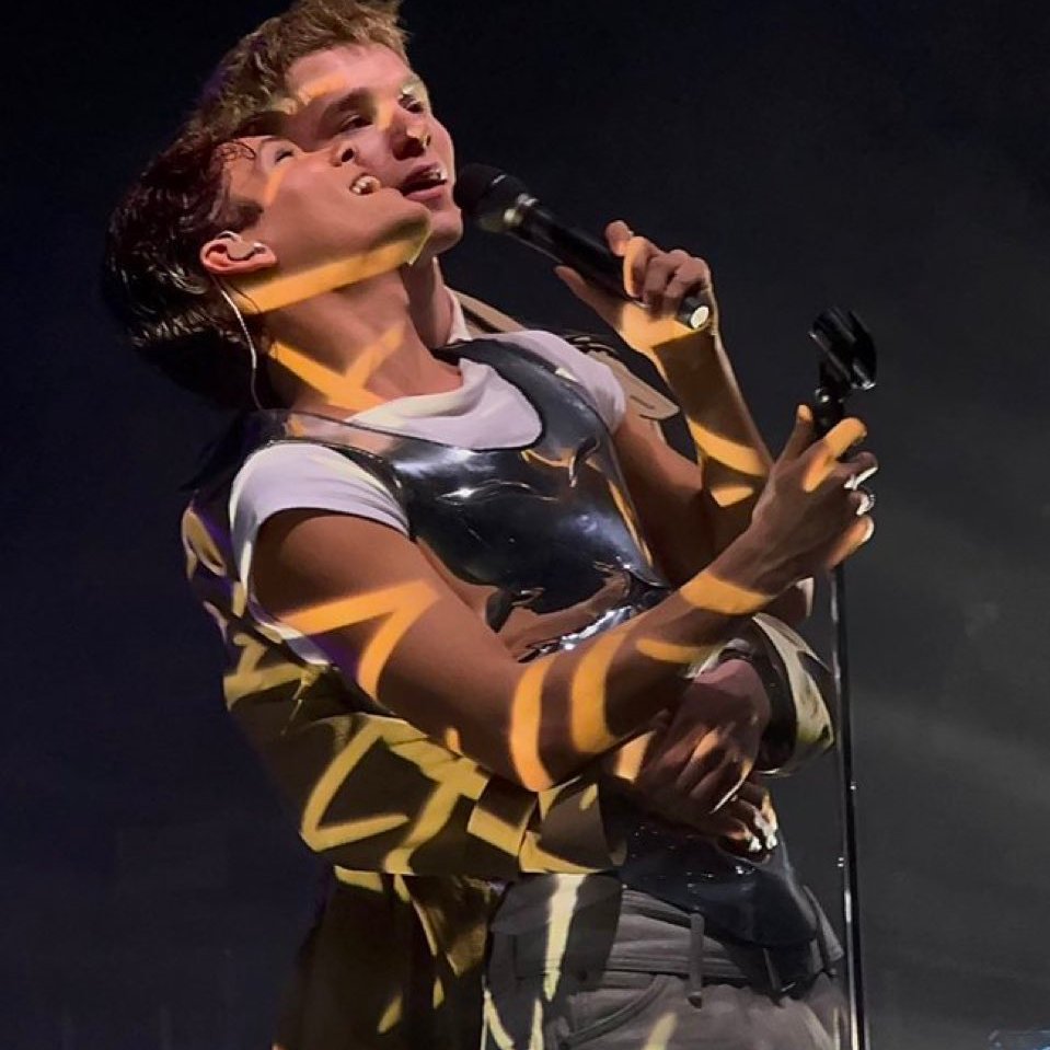 SIMON_FANGIRL's tweet photo. 1 YEAR LONDON ANNIVERSARY !!!!!! #EDMAR #Fiebertraum 
I'LL TRY MY BEST TO NOT SABOTAGE THIS! 
EVERY NIGHT I HIT NEW HIGHS LIKE WE NEVER TOUCHED BEFORE ... https://t.co/VHyS8WeEYK