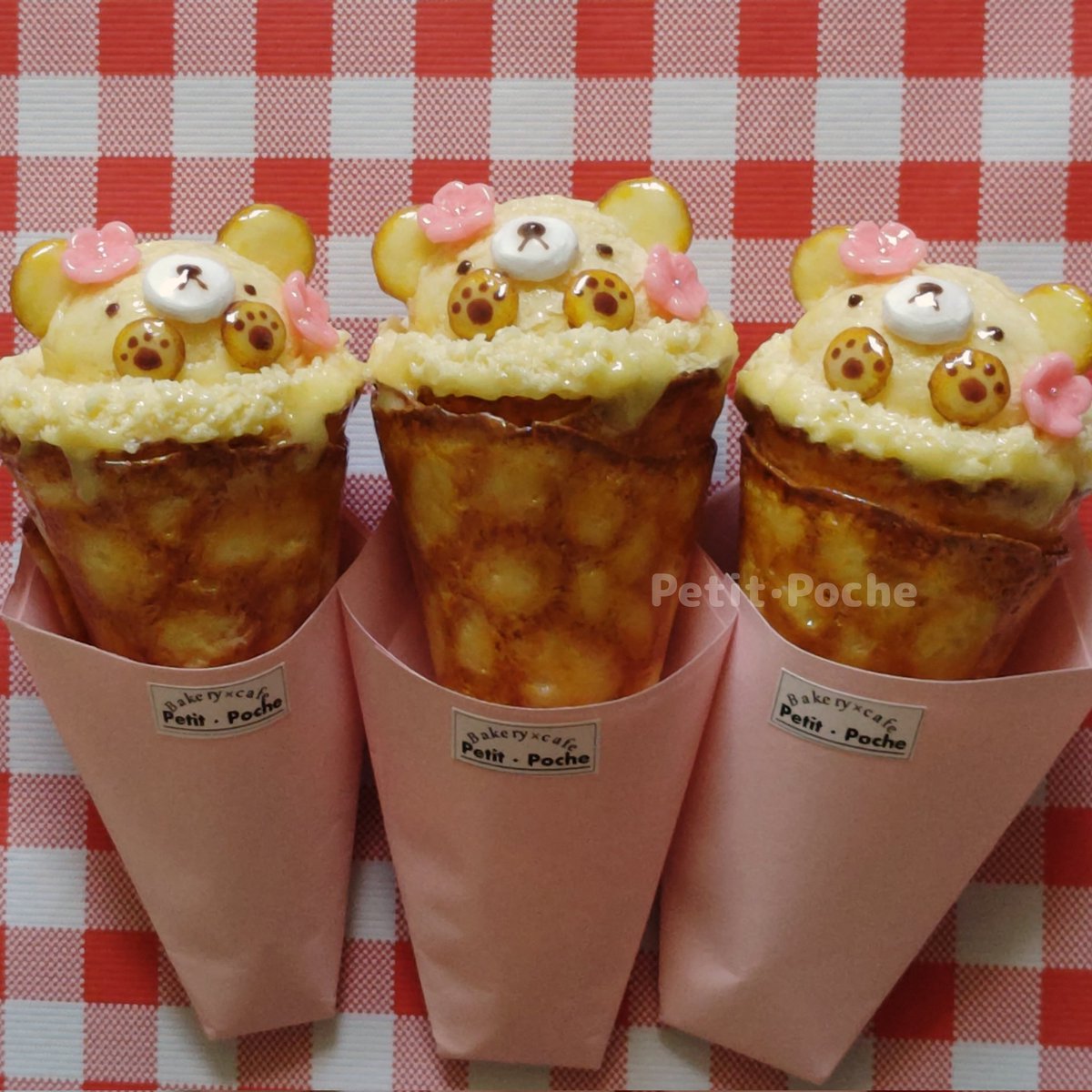 くまさんクレープʕ•ᴥ•ʔ頭には桜型チョコ🌸アイスが少し溶けてる状態に
