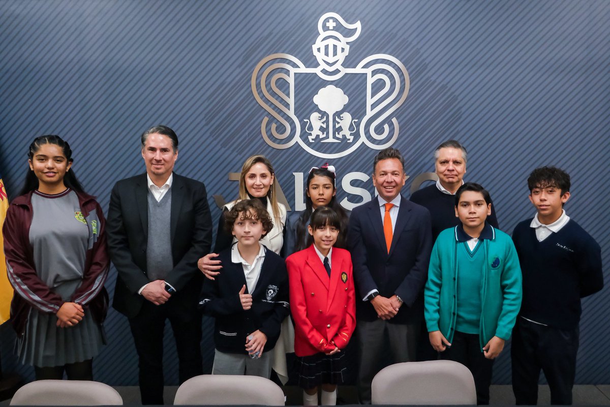 PabloLemusN's tweet photo. Con el arranque del Presupuesto Abierto y Participativo Jalisco 2026 damos un paso histórico: participar es decidir con reglas claras, procesos transparentes y seguimiento ciudadano. 

Durante mucho tiempo el presupuesto se entendió como algo exclusivo de los gobiernos; en Jalisco cambiamos esa lógica poniendo a disposición mil 700 millones de pesos, para que la gente elija en qué y dónde invertirlos para construir un Estado más justo.

Todos los municipios participarán en la elección de obras, priorizando donde más se necesita porque Jalisco se construye mejor cuando decidimos en colectivo. 

Este Presupuesto Abierto y Participativo acompaña todo el proceso y es un ejercicio profundamente transformador: incorporamos a las niñas y los niños, porque su voz será fundamental para fortalecer un modelo educativo de mayor vanguardia, que los prepare para un mejor futuro.