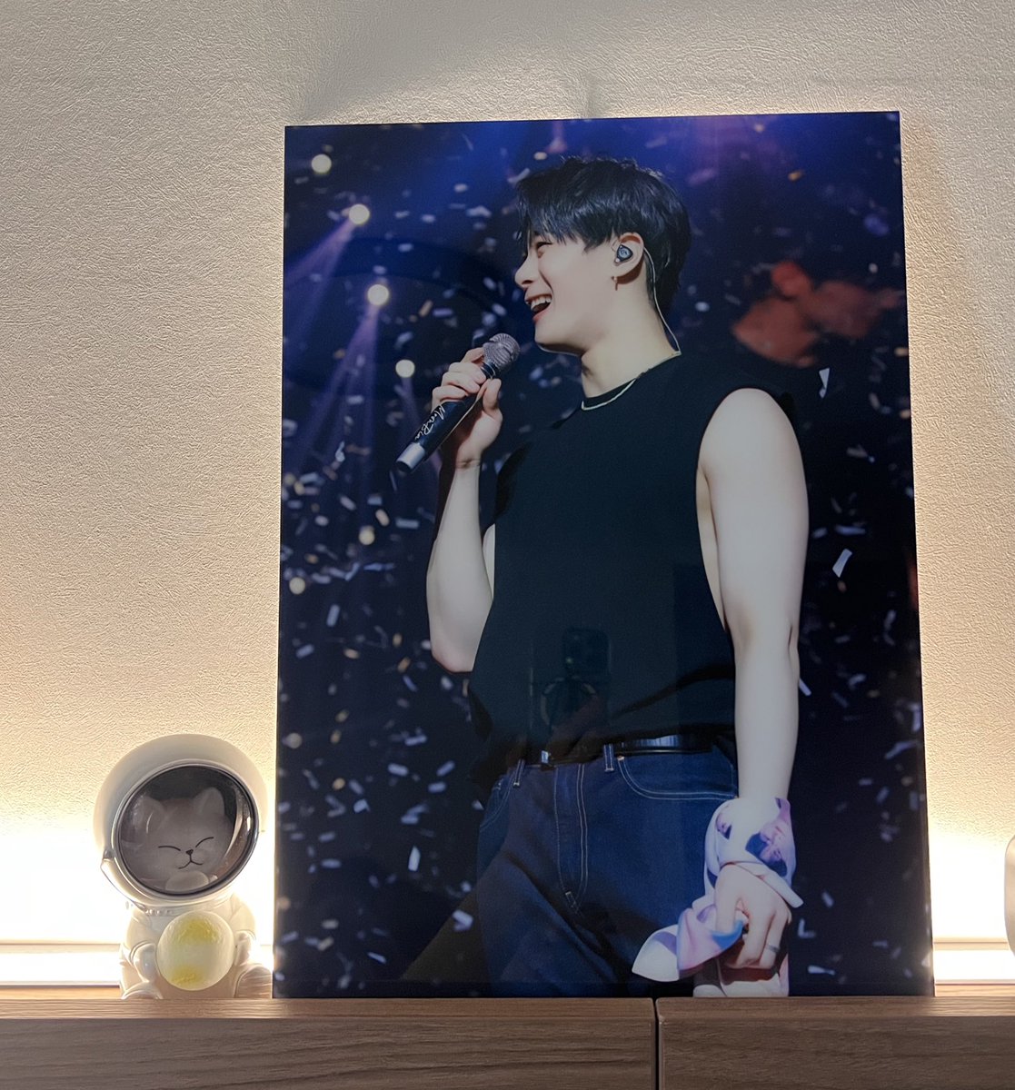 액자가 너무 꼼꼼하게 잘 포장되어
안전하게 저희 집까지 잘 도착했어요 🫶🏻

오픈하자마자 빈이의 찬란함을 느낄 수 있는 
무대사진이라 또 울컥했어요 🥹

사랑을 기억하는 방식은 다양하겠지만, 
찬란은 조용히, 오래 남을 것 같은 시간이었어요🤍
빈이를 향한 사랑이 얼마나 다정하고 깊을 수