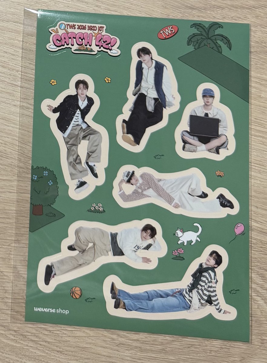 뒤늦게 데코 키트를 열어보며 하루를 시작. 결국 이 스티커 때문에😂 … 카톡은 오면 붙이고 쓰고 해야지.