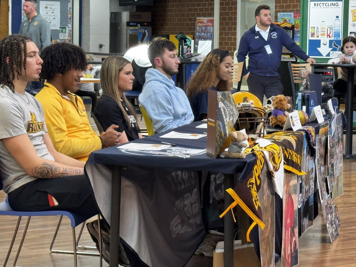 TCreekSports's tweet photo. ⚡️💙We are CHARGED UP to congratulate our student athletes for signing and continuing their athletic and academic careers at the collegiate level!⚡️💙

J Ford - Rowan U🏀
Z Green - Rowan U🏈
K Simpson - West Chester U 🥎
C Keehn - Immaculata U ⚾️
S Howell - Immaculata U 🏈 https://t.co/Tq5nwdCc3E