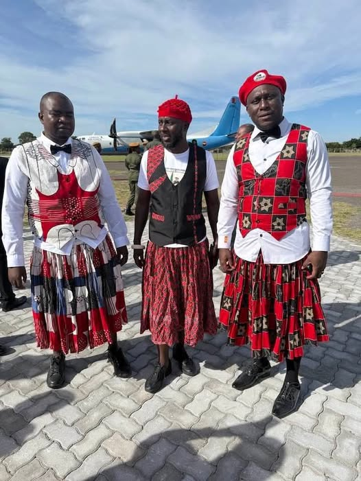 MacJordaN's tweet photo. While Zambians 'national steeze' was still being approved by a colonial governor, Osagyefo Dr. Kwame Nkrumah was standing in a Fugu declaring the independence of the entire continent. 

Zambians are mocking the very clothes that paved the way for Africa's freedom. 🇿🇲Show some respect! #Ghana #Zambia